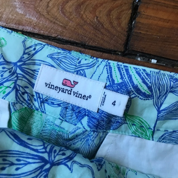 Vineyard Vines bird printed shorts 4 - Picture 2 of 3